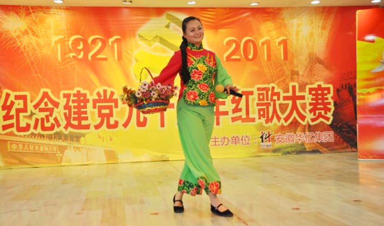 華億國際的董美帶來一首《南泥灣》,民族服裝加上陜北特色的秧歌,似乎又把觀眾帶入了那個艱苦奮斗的年代