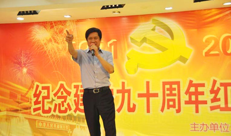 項義水董事長演唱《眾人劃槳開大船》,唱出了華億人團結一致、奮勇拼搏的風貌,現場氣氛再度達到高潮