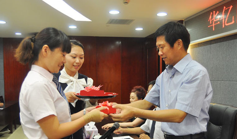 華億集團董事長項義水為員工頒獎