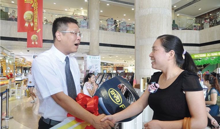 華億國際領導給幸運“答”人頒獎