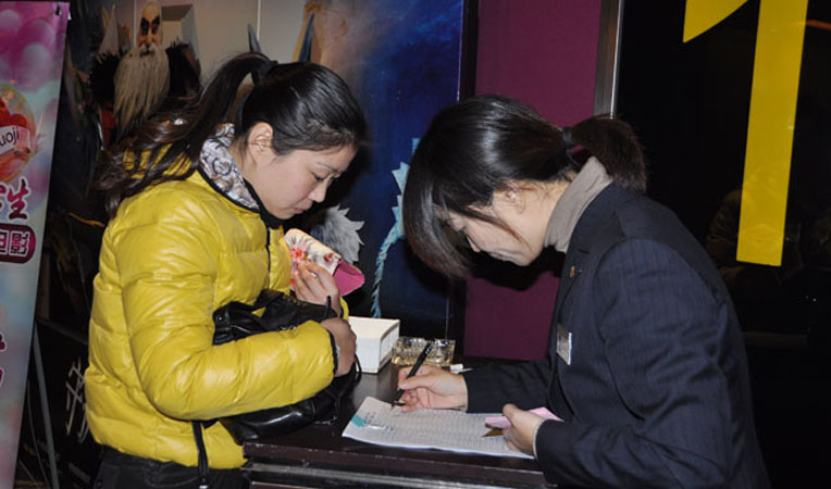 工作人員核對到場的VIP會員資料