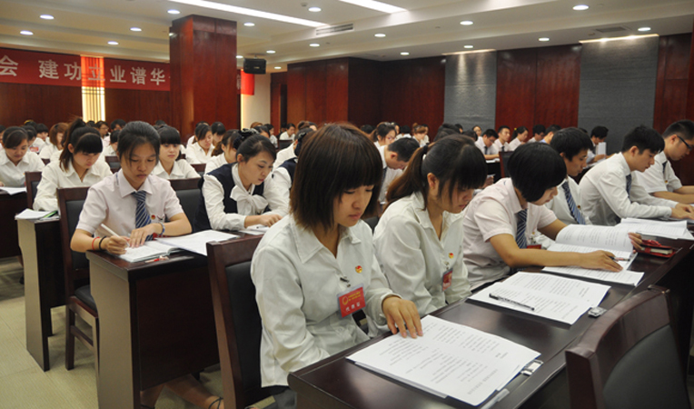 代表們認真閱讀會議精神