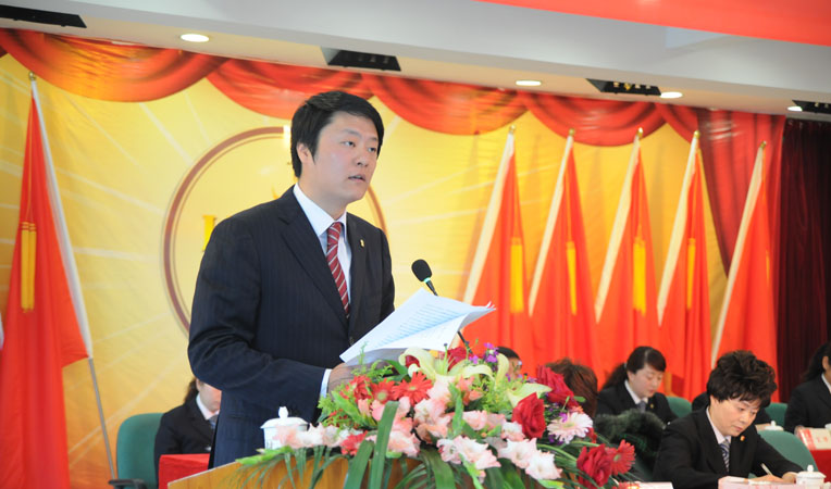 華億集團(tuán)總裁、華億國際總經(jīng)理項(xiàng)領(lǐng)作《2012年度工作總結(jié)及2013年度工作報(bào)告》