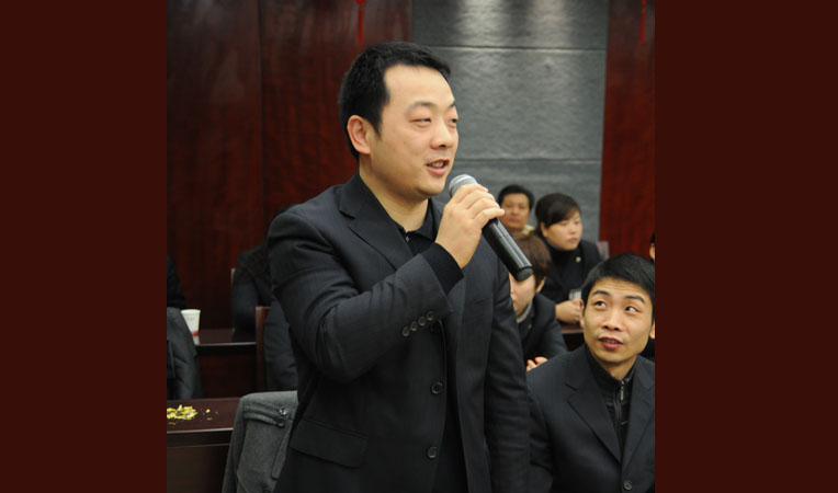 華億超市副總經理胡杰代表超市公司恭賀新年