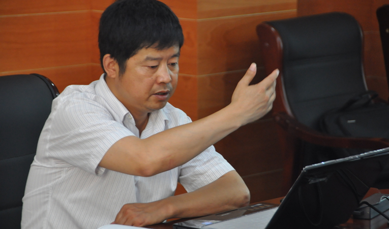 華億置業(yè)公司副總經(jīng)理馬林匯報(bào)項(xiàng)目情況