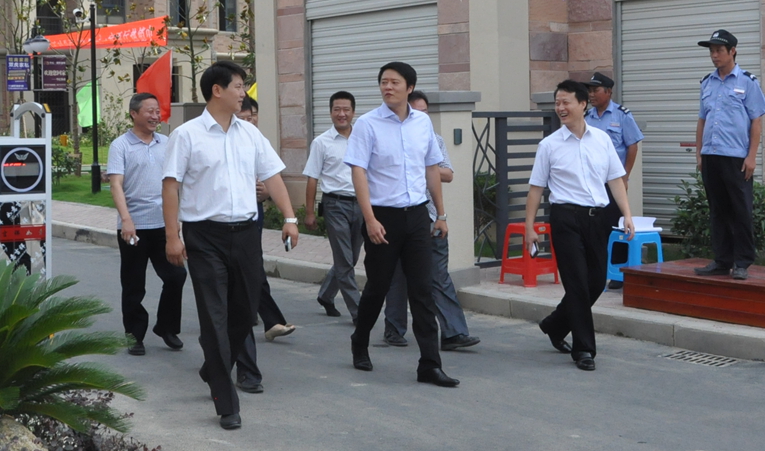 華億集團(tuán)總裁項(xiàng)領(lǐng)一行視察南陵華億廣場