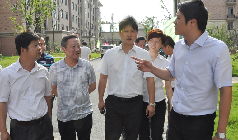 項(xiàng)領(lǐng)總裁一行來到華億廣場項(xiàng)目實(shí)地視察