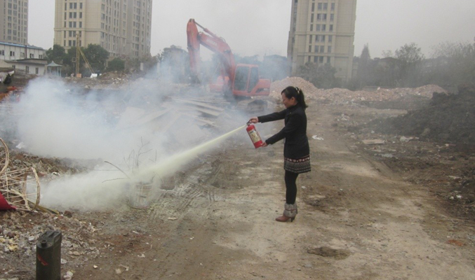 華億置業(yè)、物業(yè)公司員工使用干粉滅火器滅火