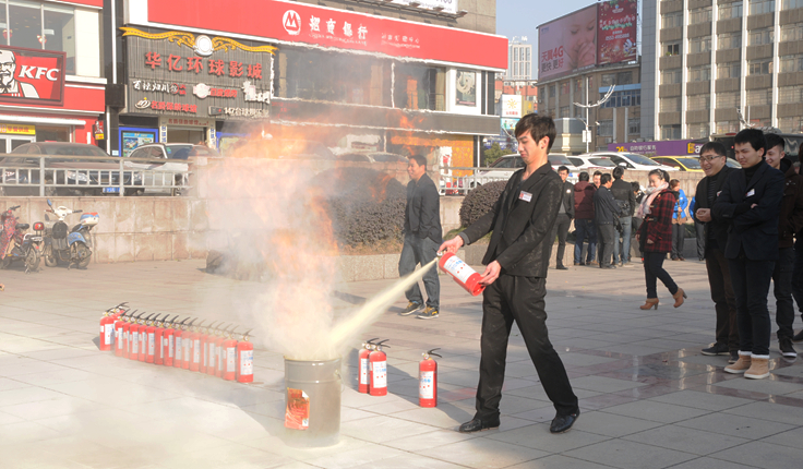 偉晨文化公司員工學(xué)習(xí)滅火器滅火