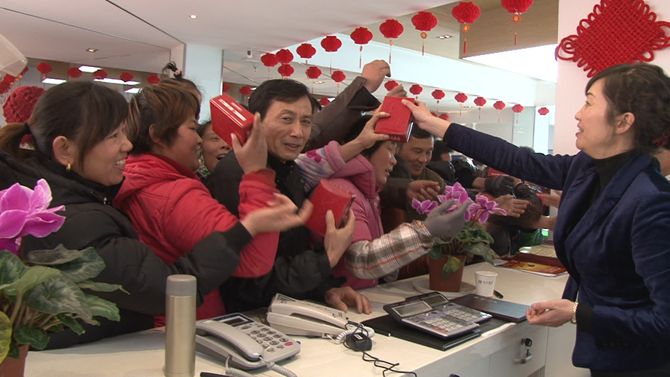 工作人員發放小禮品