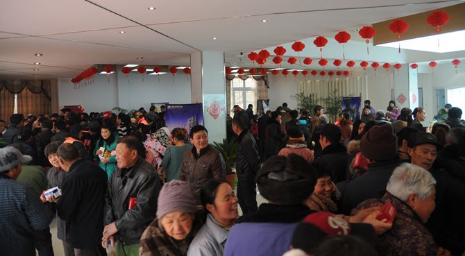 荻港華億商業中心營銷中心內人潮涌動