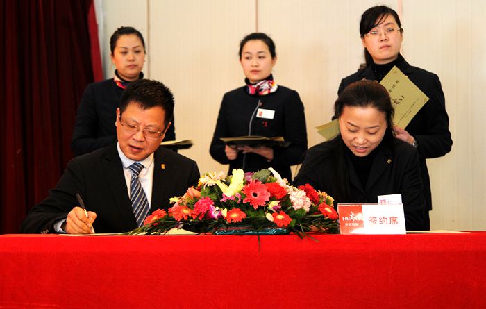 張樹華總經理與旗艦店各樓層負責人簽訂《2014年度的經營目標責任書》