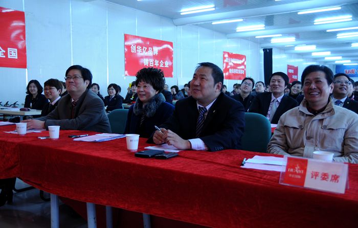 精彩的節目表演逗樂評委