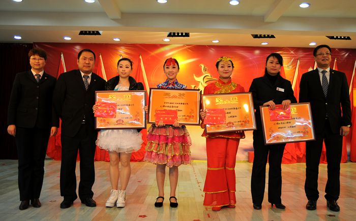 獲得文藝演出三等獎代表上臺領獎