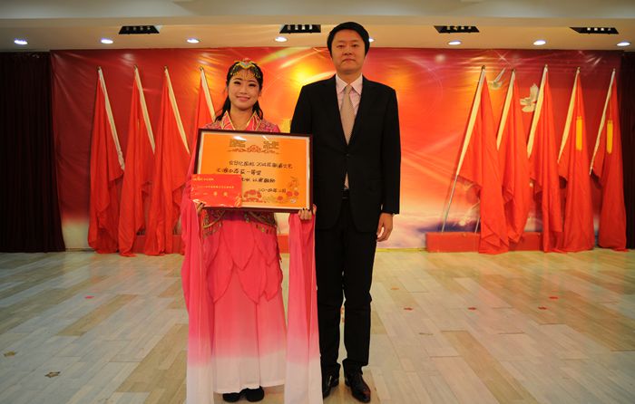 獲得文藝演出一等獎代表上臺領獎