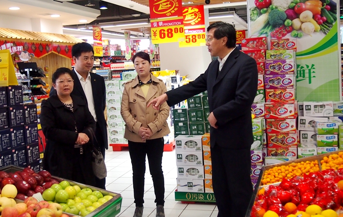 韓明新局長詳細詢問商品價格等信息