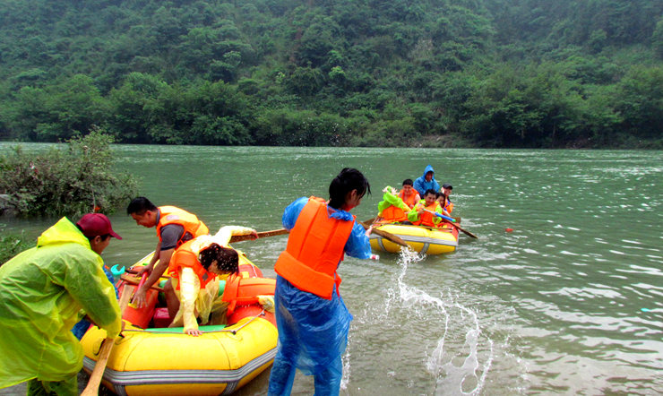 漂流中會員打起了水仗