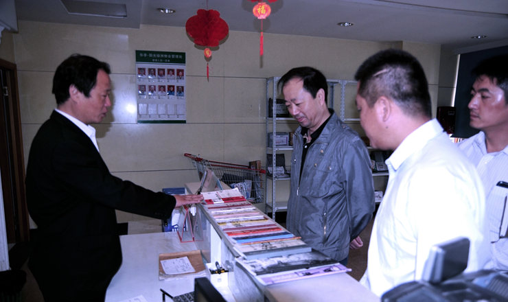 杜先松副總裁察看業主快遞領取登記簿,對物業的細致嚴謹的工作表示贊同