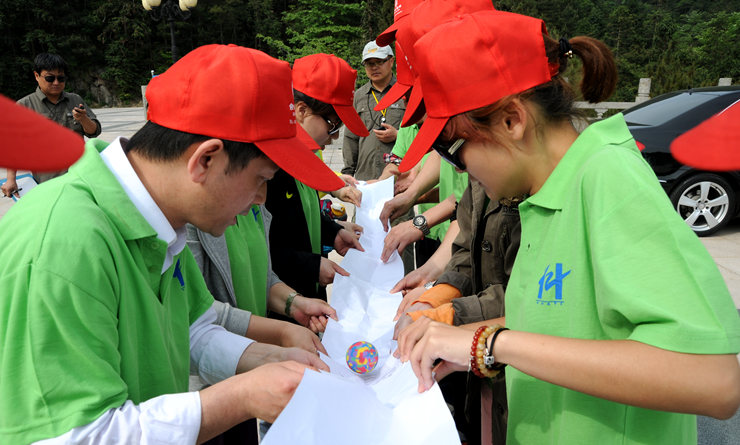 “能量傳輸”游戲鍛煉了團隊的高效協作