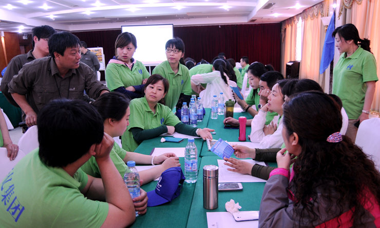 “沙漠掘金”游戲中學員仔細聆聽教練講解規則