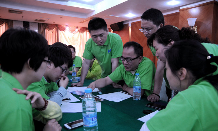 團隊成員之間認真研討良策