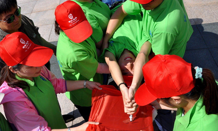 高難度寫作姿勢需要團隊一起共同完成