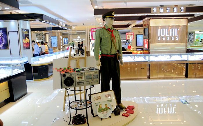 一件件七八十年代的老、舊玩具和生活用品將顧客帶回童年時代