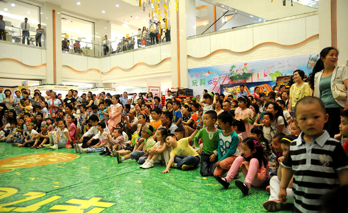 精彩的表演,吸引小朋友觀看十分入神