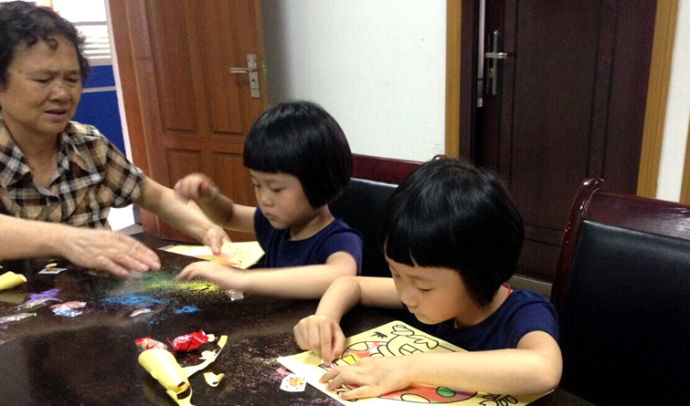 3小朋友專心制作沙畫