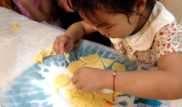 5小朋友專心制作設(shè)計餅干造型