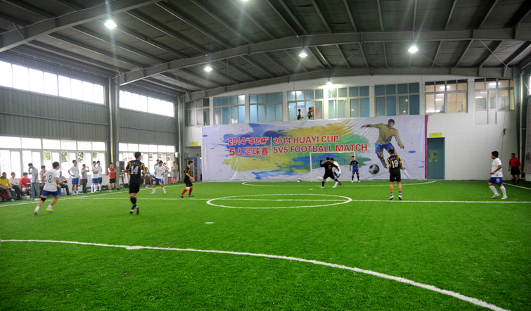 賽場(chǎng)上雙方隊(duì)員積極拼搶