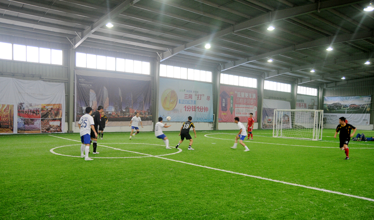 賽場(chǎng)上雙方隊(duì)員積極拼搶