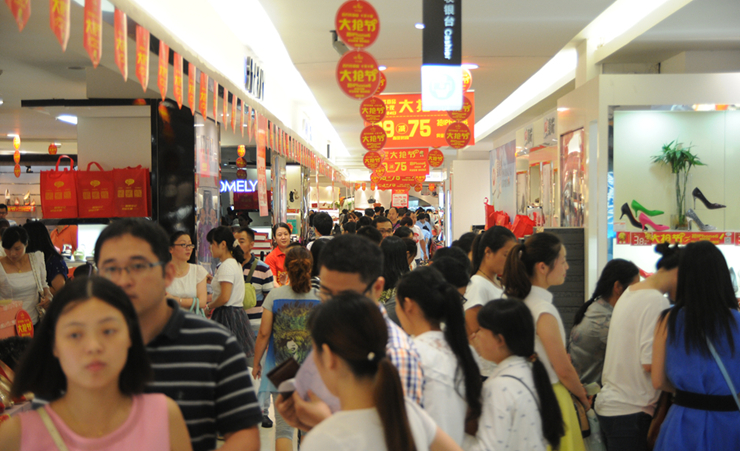 華億國際購物中心通道變得異常擁擠