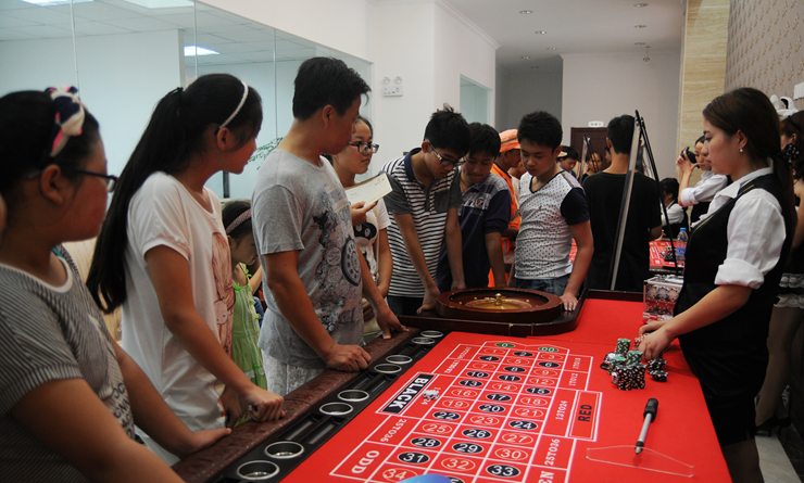 市民在營銷中心感受“競猜游戲”刺激與狂歡