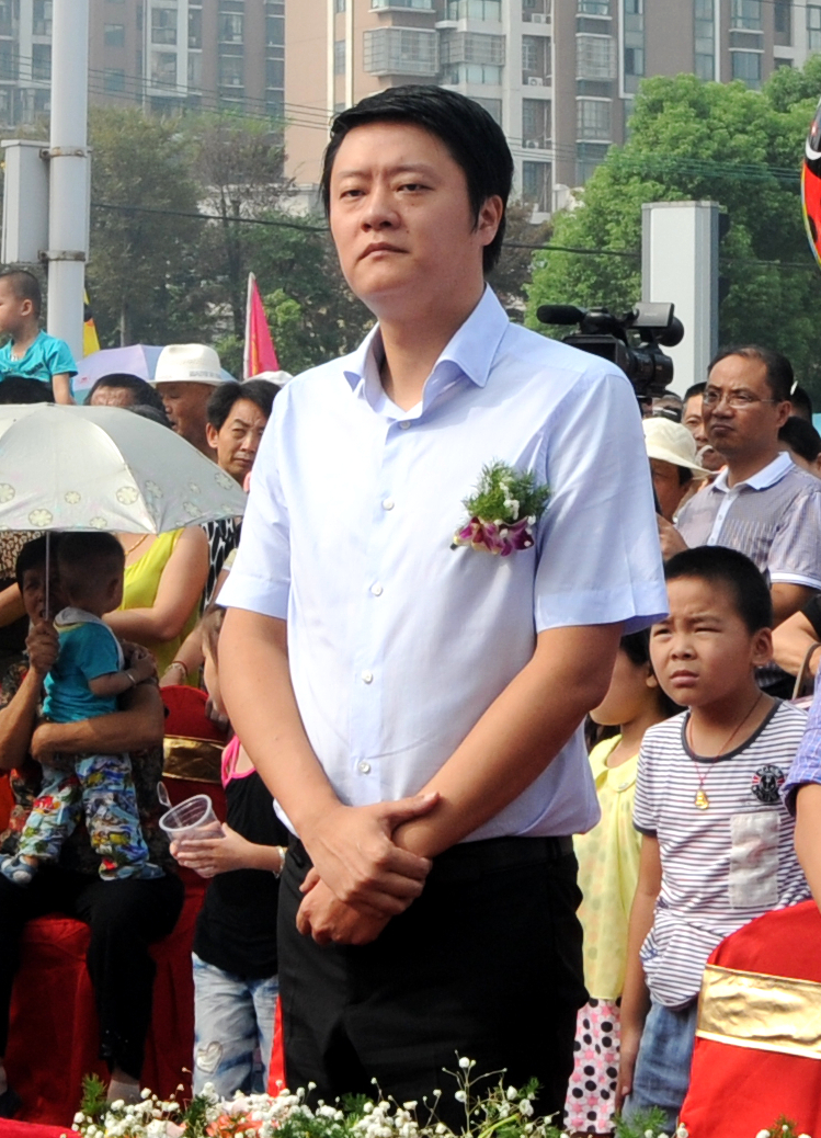 華億集團總裁項領出席營銷中心開放儀式