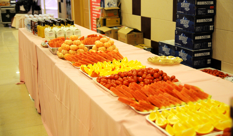 開(kāi)盤(pán)盛典現(xiàn)場(chǎng)為客戶準(zhǔn)備了精致的冷餐