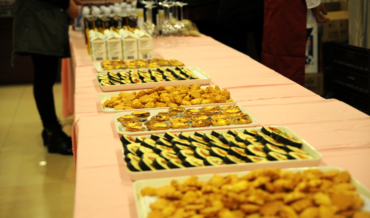 開(kāi)盤(pán)現(xiàn)場(chǎng)為客戶準(zhǔn)備了豐富、精致冷餐