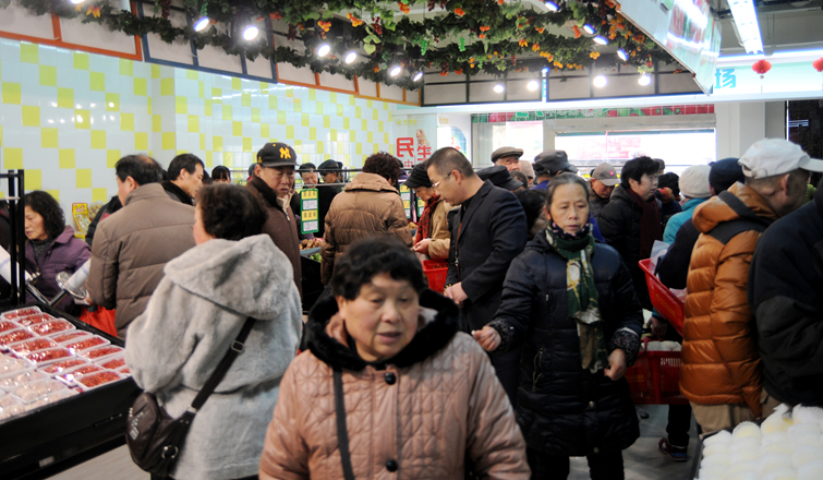 生鮮區消費者絡繹不絕