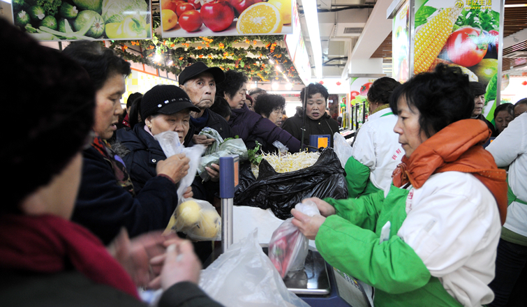 消費者排隊稱重