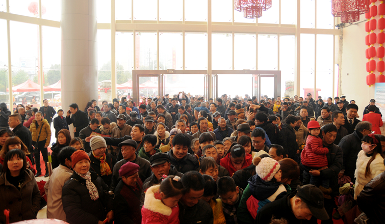 繁昌市民潮水般涌入華億廣場(chǎng)