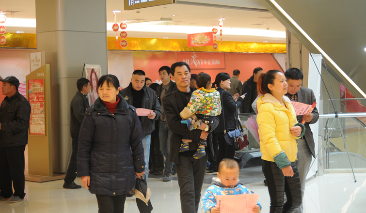 消費(fèi)者在華億廣場(chǎng)休閑購(gòu)物