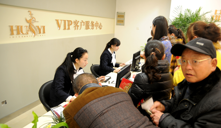 開(kāi)業(yè)當(dāng)天消費(fèi)者排隊(duì)辦理VIP會(huì)員卡