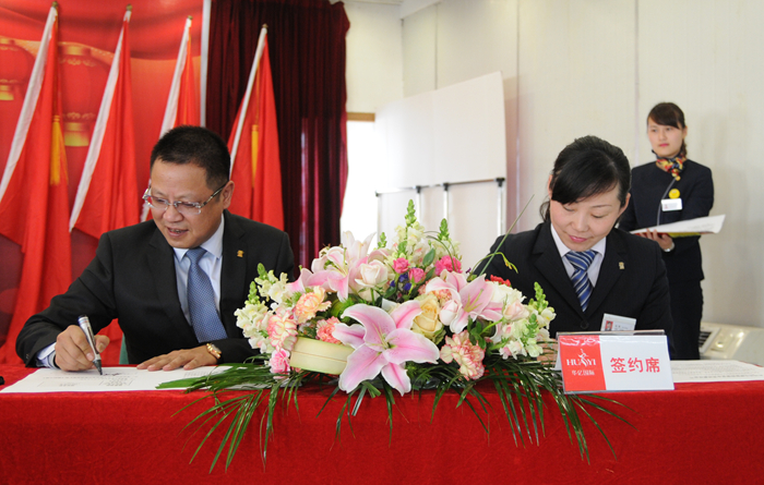 張樹華總經理與華億國際星隆店總經理宛強簽訂2015年度《經營管理目標責任書》和《安全消防責任書》