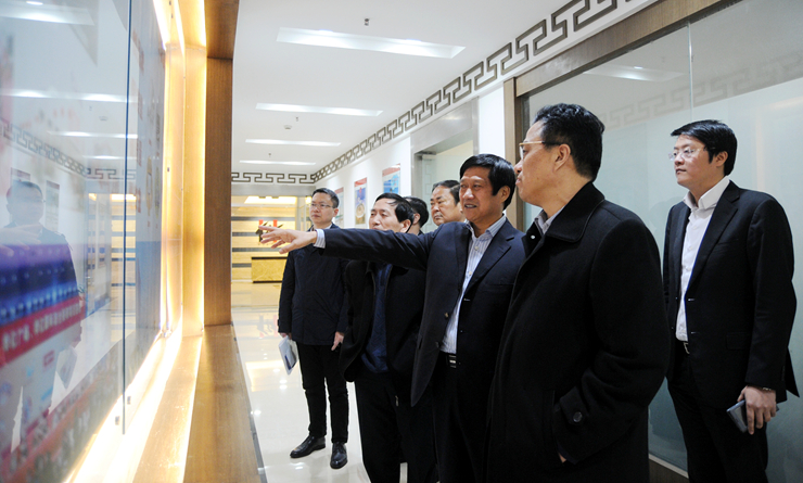 項義水董事長向童懷偉副主席一行介紹華億集團發展歷程