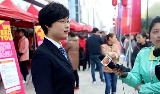 華億國際星隆店綜合部經(jīng)理王磊接受媒體采訪