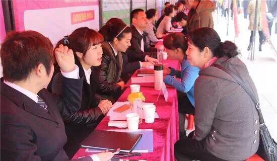 招聘展位前求職者絡(luò)繹不絕