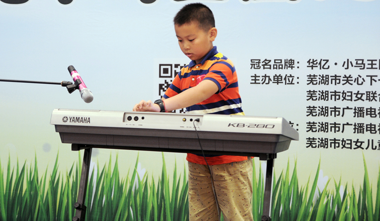 專心致志地演奏電子琴