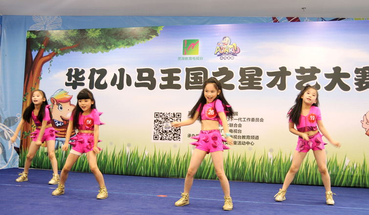 四朵金花表演勁爆舞蹈