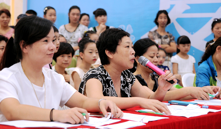 專家評審對小朋友的精彩表演進行點評