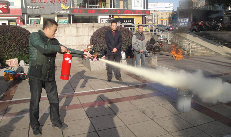 專業消防人員示范滅火器操作流程